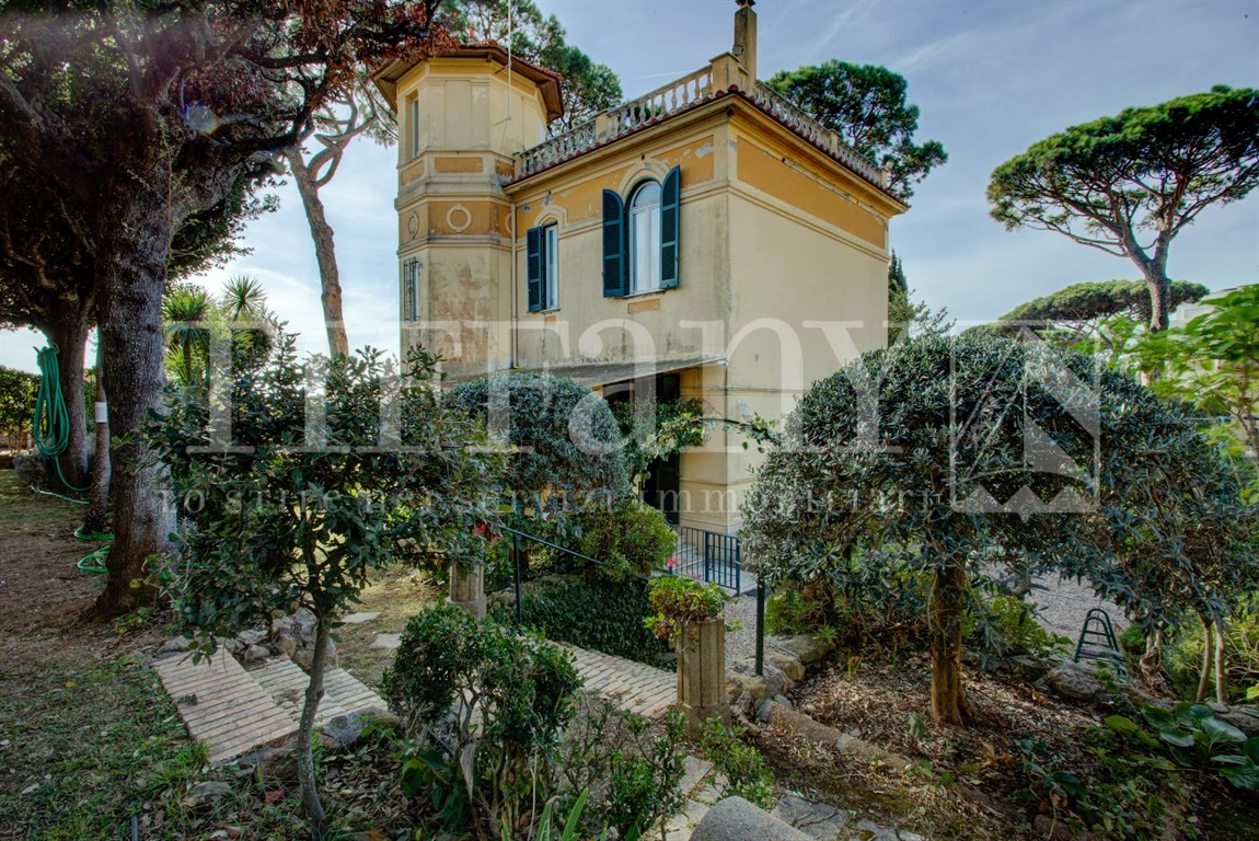 Villa liberty  con garage, giardino e terrazzo