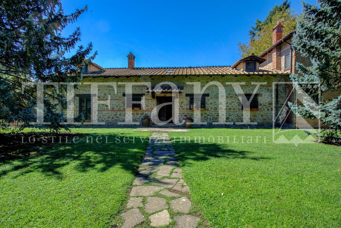 Casale con piscina e terreno